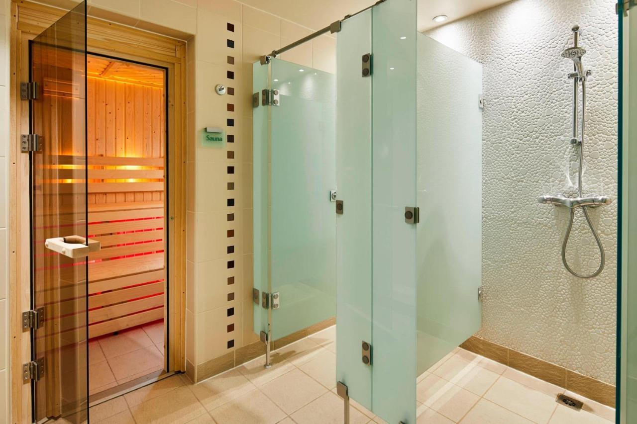 London Marriott Hotel Canary Wharf Luaran gambar A shower door