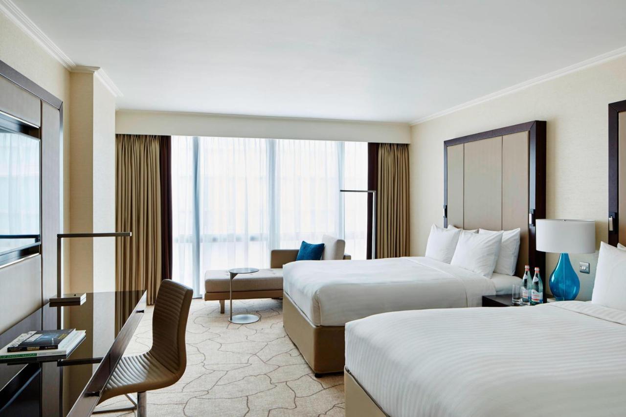 London Marriott Hotel Canary Wharf Luaran gambar A guest room at the Conrad Dubai