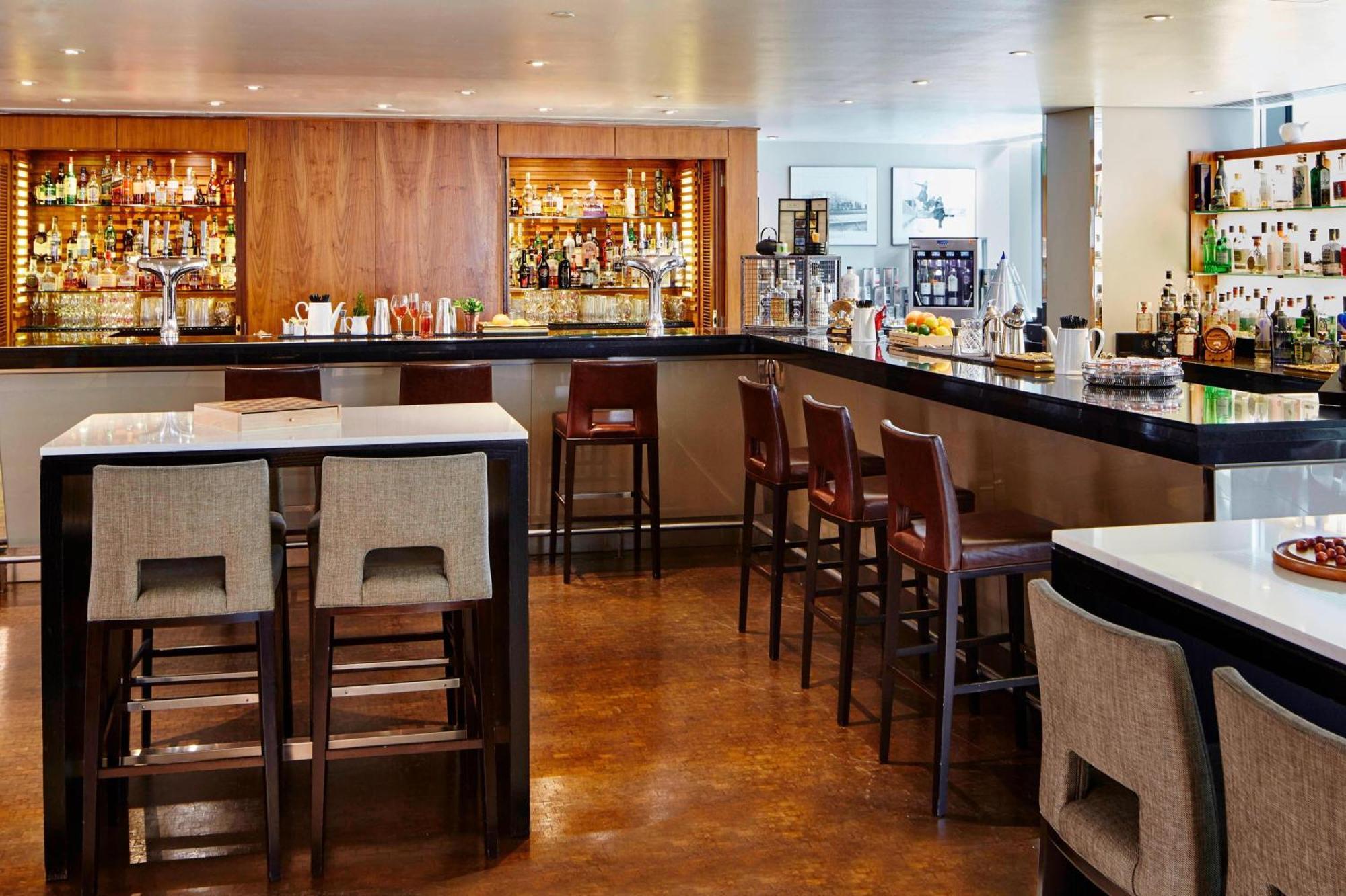 London Marriott Hotel Canary Wharf Luaran gambar The bar at the Connaught