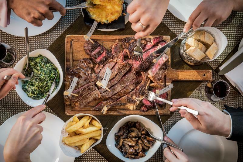 London Marriott Hotel Canary Wharf Luaran gambar Sharing a steak